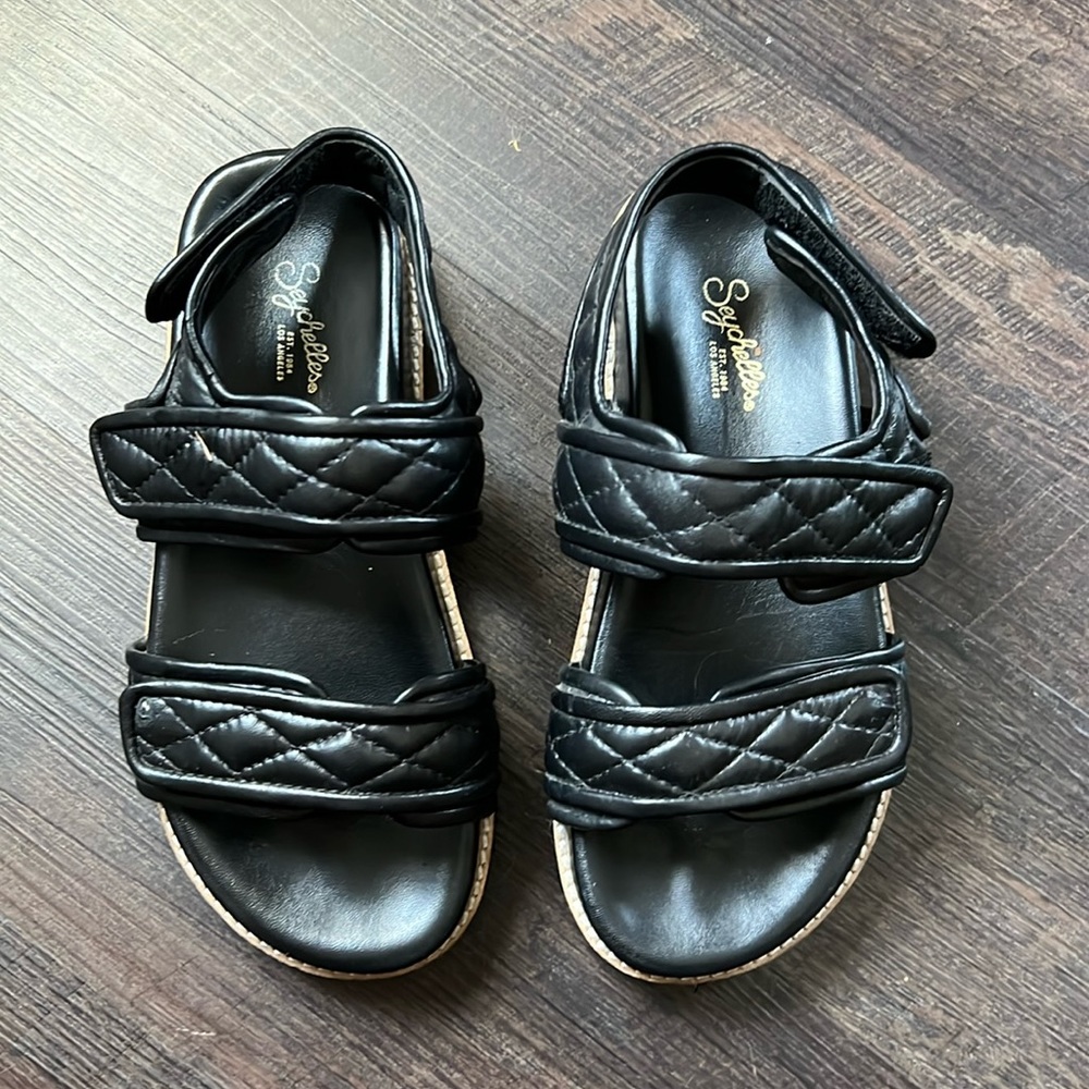 Seychelles black quilted sandals